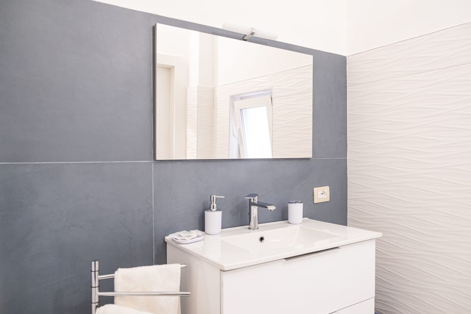 Deluxe Double Room | Bathroom | Shower, rainfall showerhead, hair dryer, slippers
