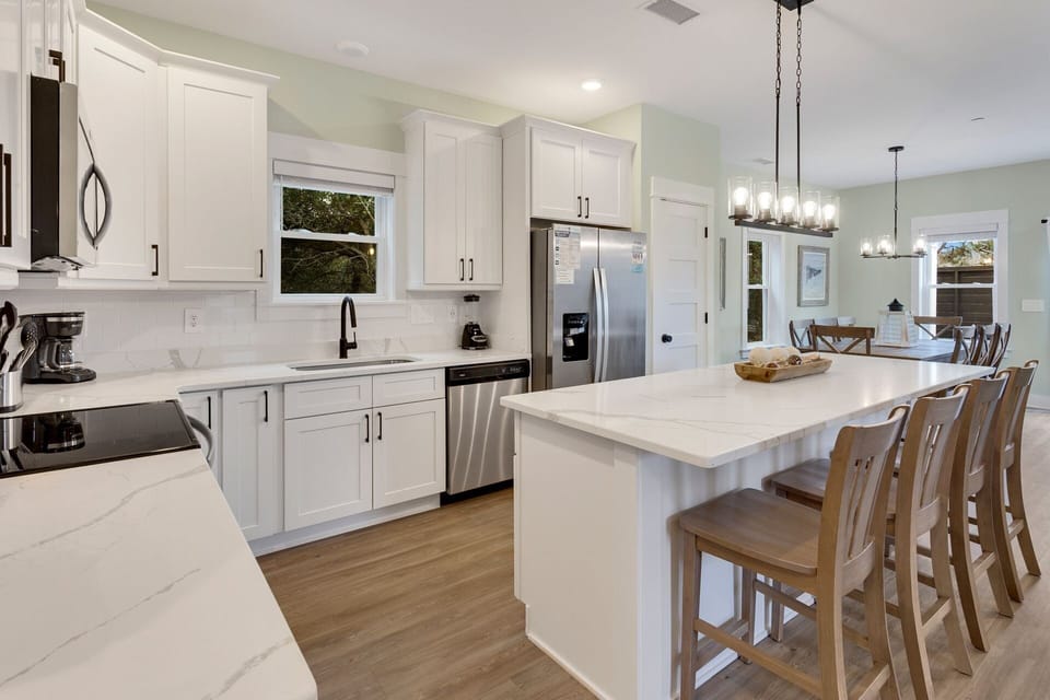 Whip up something delicious in the beautiful, modern Kitchen with a minimalist design and all modern appliances!