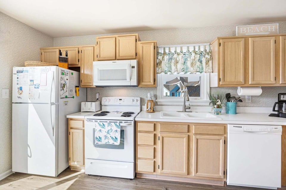 The spacious kitchen provides an additional eating space, perfect for breakfast, coffee, or a family board game!