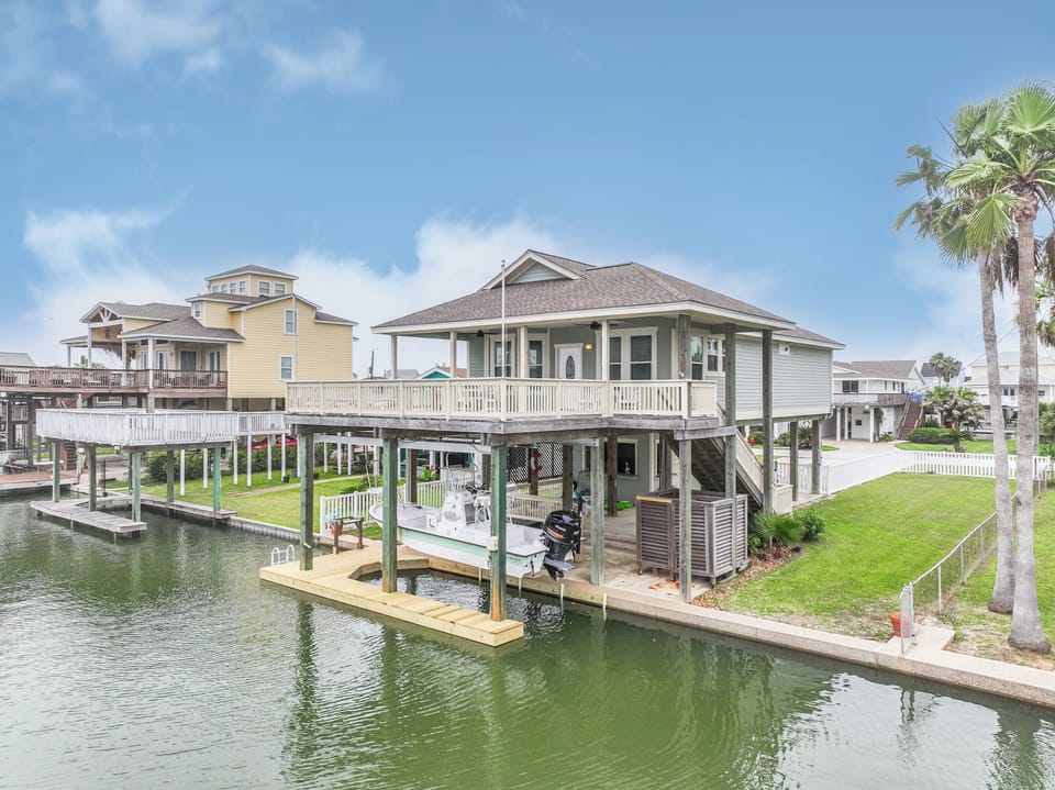 Your 3 bedroom home in Sea Isle's Canal. (Boat is not included in rental but stored at home by owners)