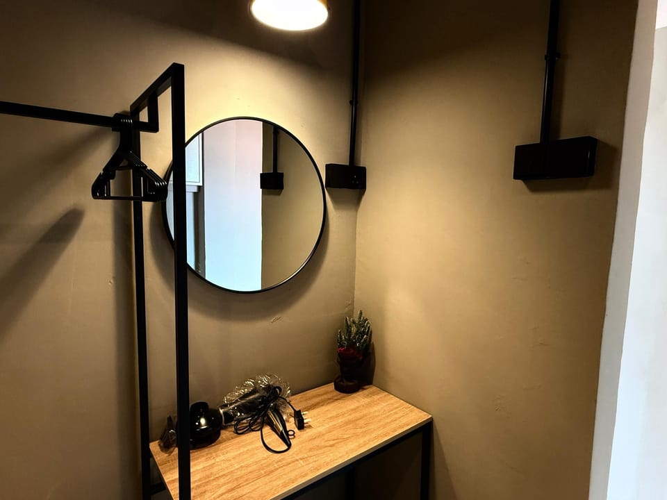 Premium Studio | Desk, iron/ironing board, free WiFi