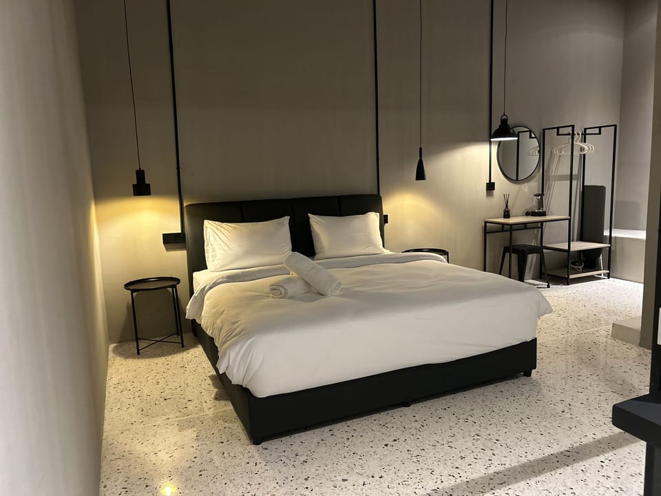 Executive Studio | Desk, iron/ironing board, free WiFi