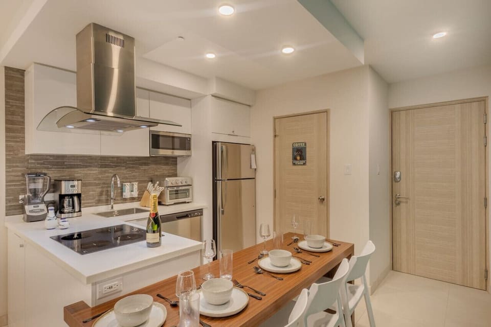 The kitchen is completely equipped with cutting-edge cooking appliances, making it ideal for preparing any meal, from a simple breakfast to a three-course gourmet dinner.
