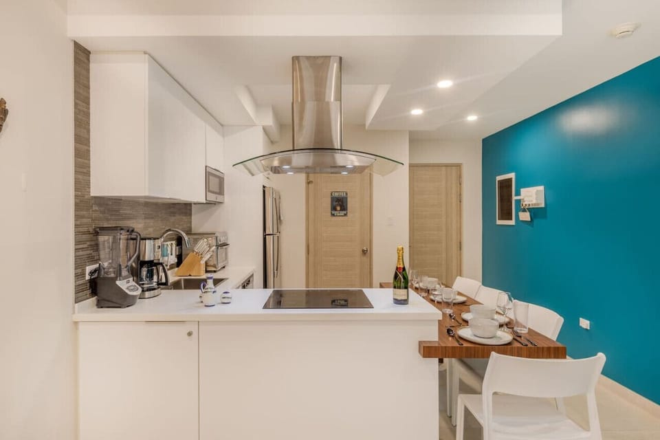 The kitchen is completely equipped with cutting-edge cooking appliances, making it ideal for preparing any meal, from a simple breakfast to a three-course gourmet dinner.