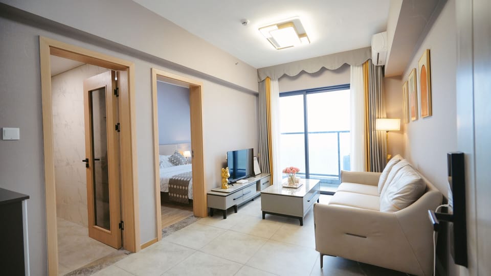 Business Suite, City View | Living area | 43-inch Smart TV with cable channels, first-run movies