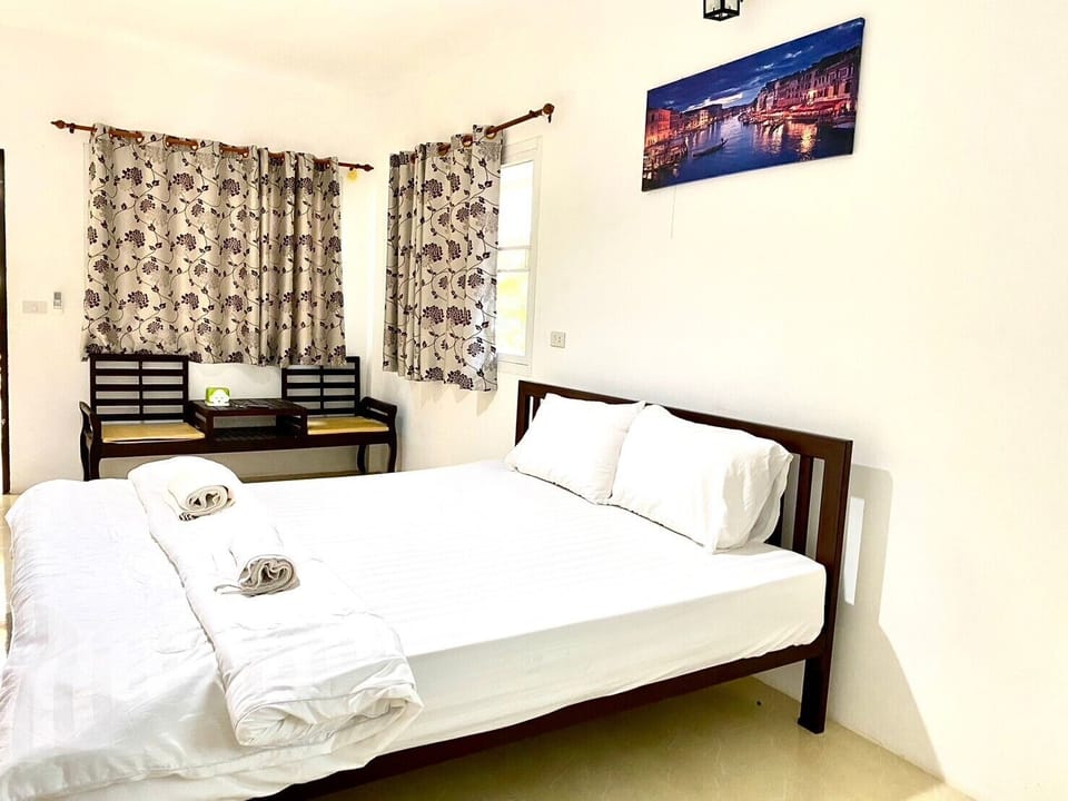 Deluxe Room | Desk