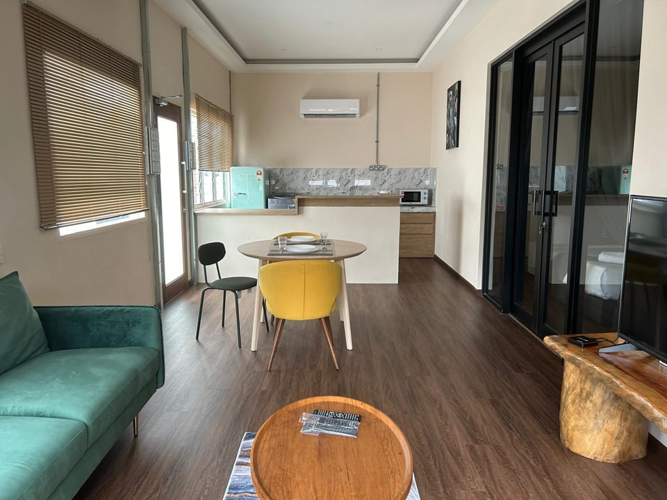 Basic House | Living area | 43-inch flat-screen TV with cable channels
