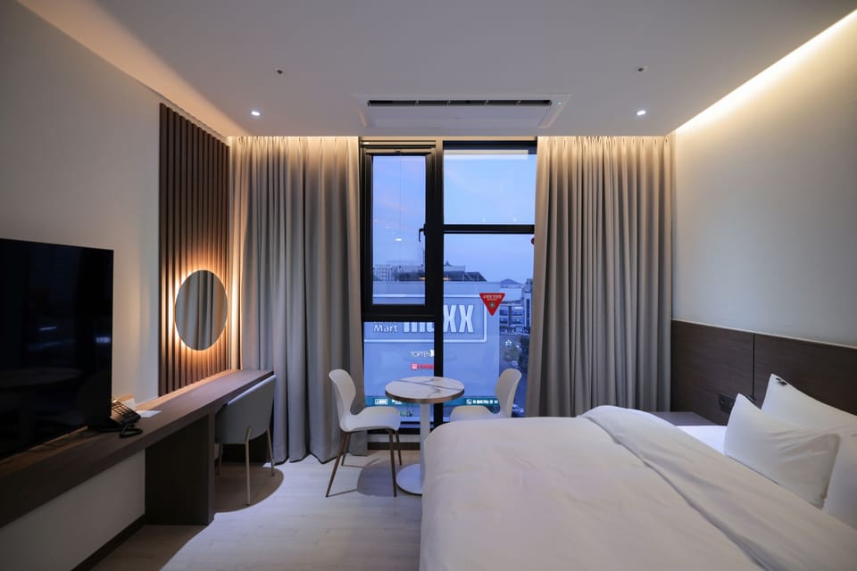 Superior King Room | City view