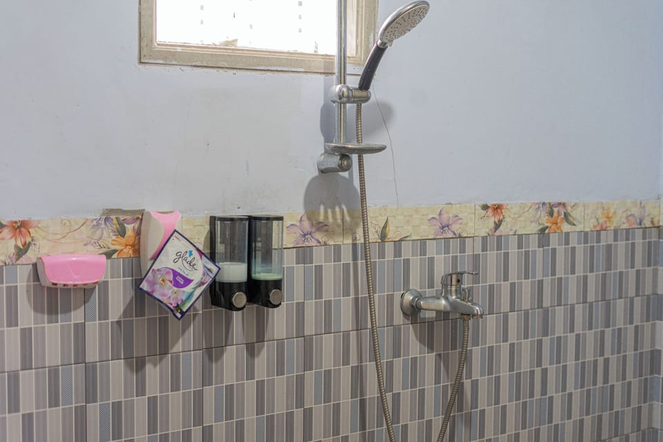 Standard Double Room | Bathroom | Combined shower/tub, rainfall showerhead, bathrobes, towels