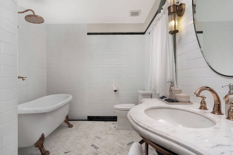 Heritage Executive Twin | Bathroom | Rainfall showerhead, hair dryer, bathrobes, slippers