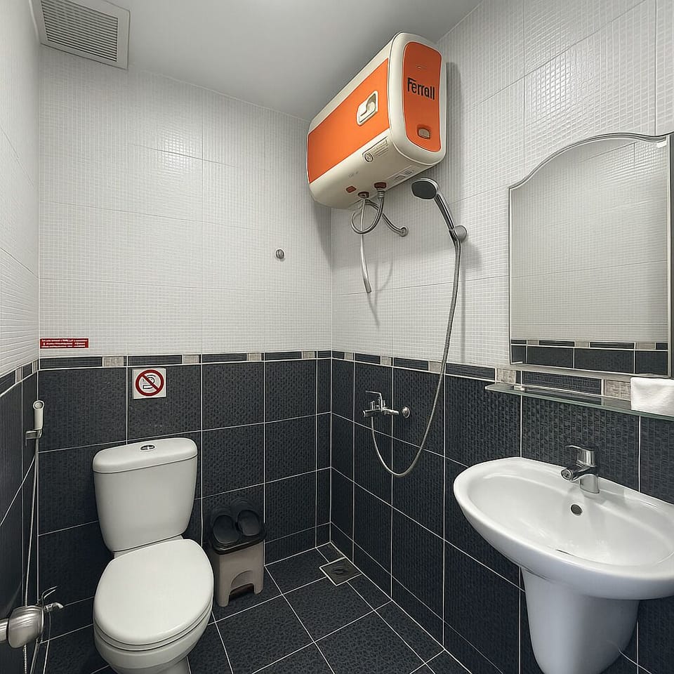 Shower, hydromassage showerhead, free toiletries, hair dryer