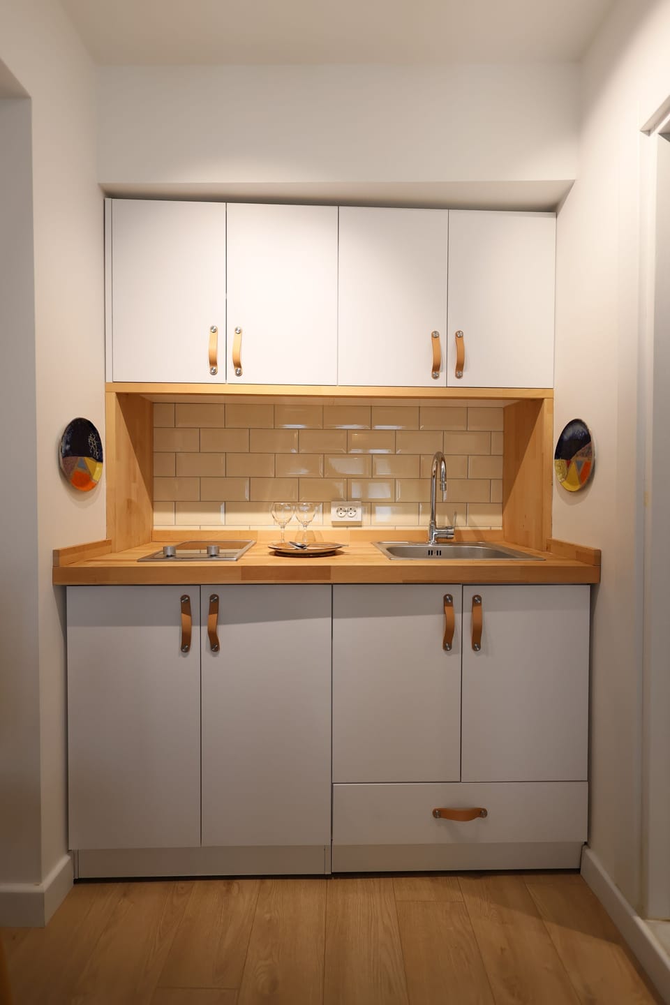 Comfort Studio Suite | Private kitchenette | Mini-fridge, electric kettle, cookware/dishes/utensils, freezer