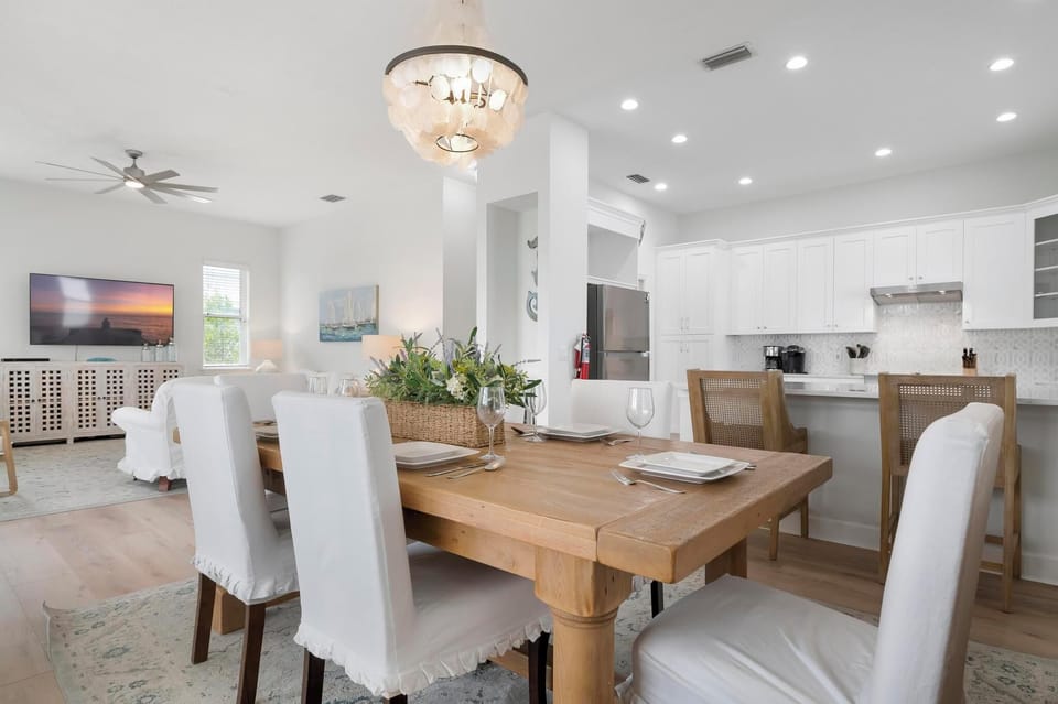 Seating for 6 at the dining table