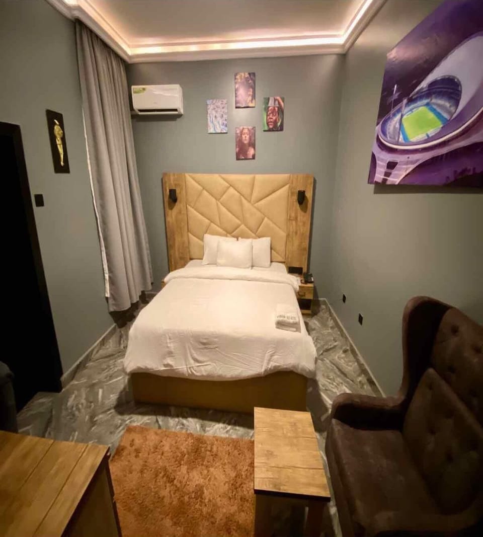 1 bedroom, individually decorated, individually furnished, desk
