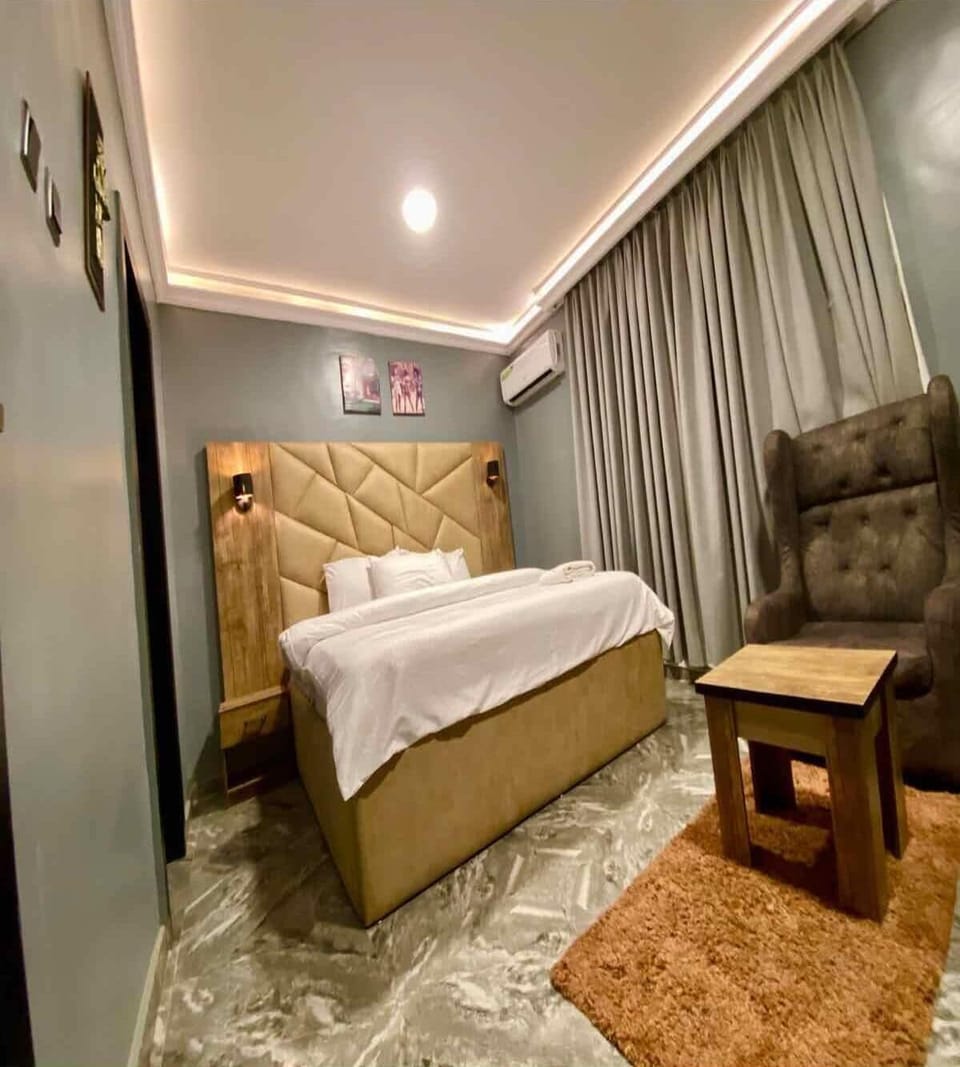 1 bedroom, individually decorated, individually furnished, desk