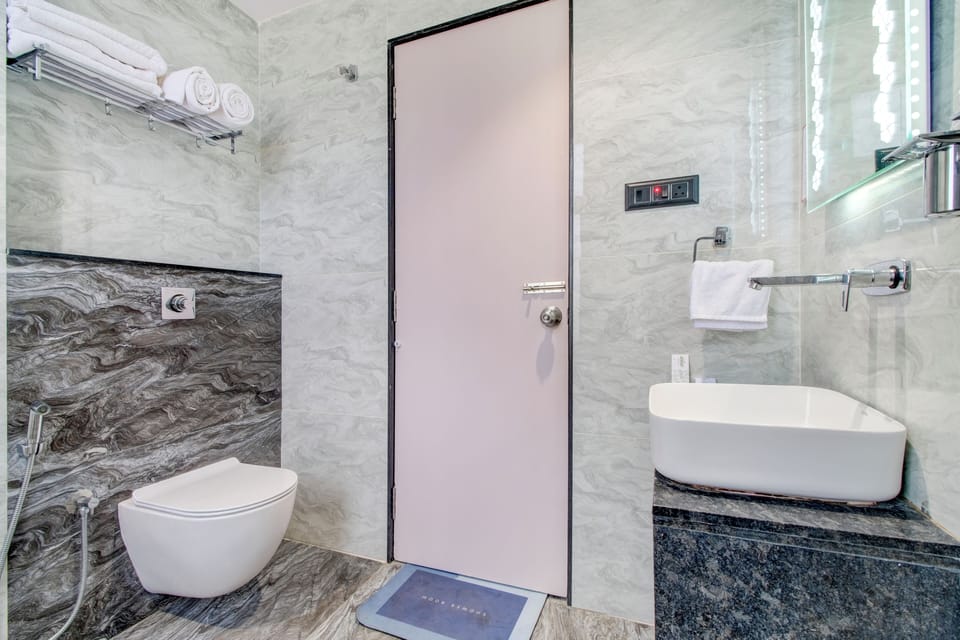Shower, bidet, towels, shampoo
