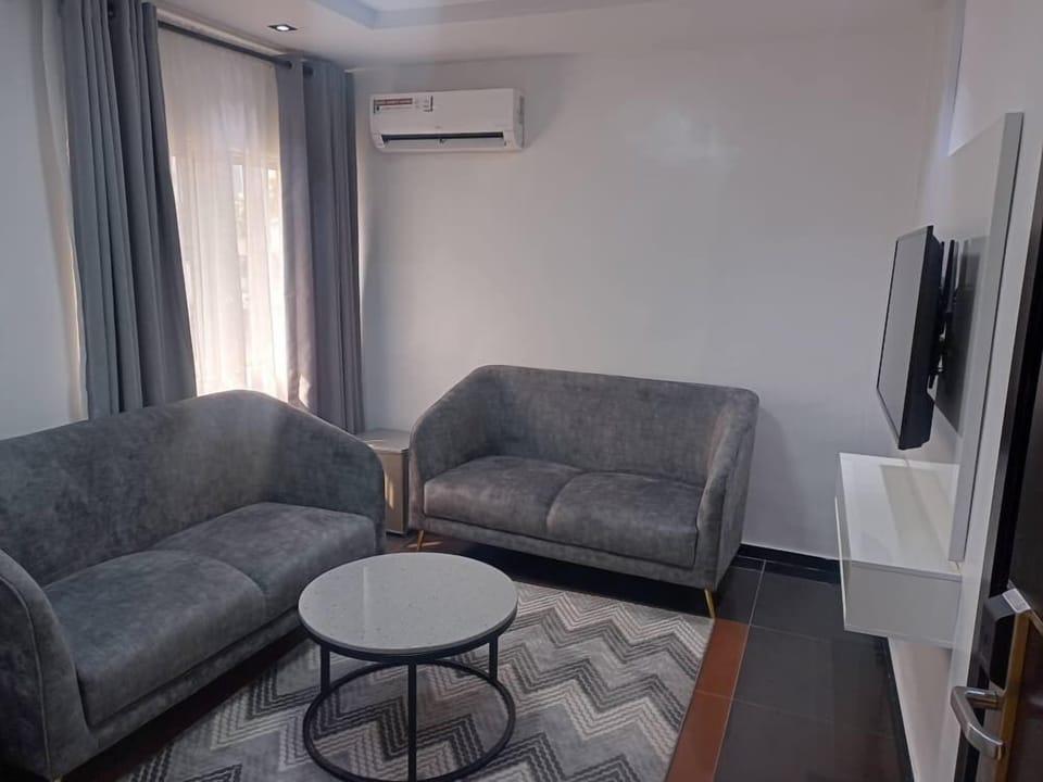 Suite | In-room safe, desk, soundproofing, WiFi (free)