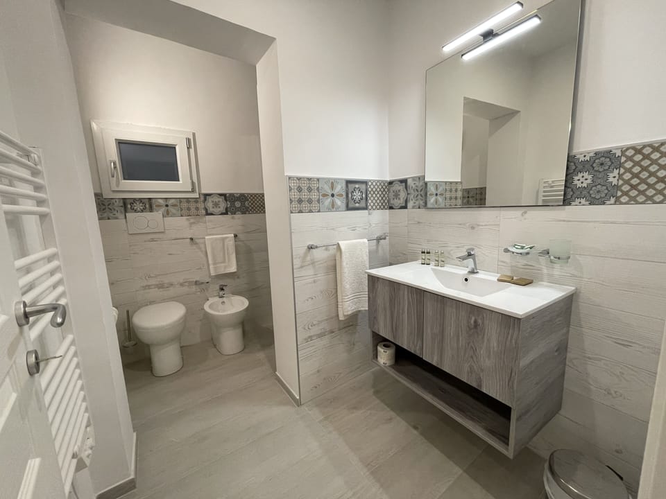 Classic Triple Room | Bathroom | Hair dryer, slippers, bidet, towels