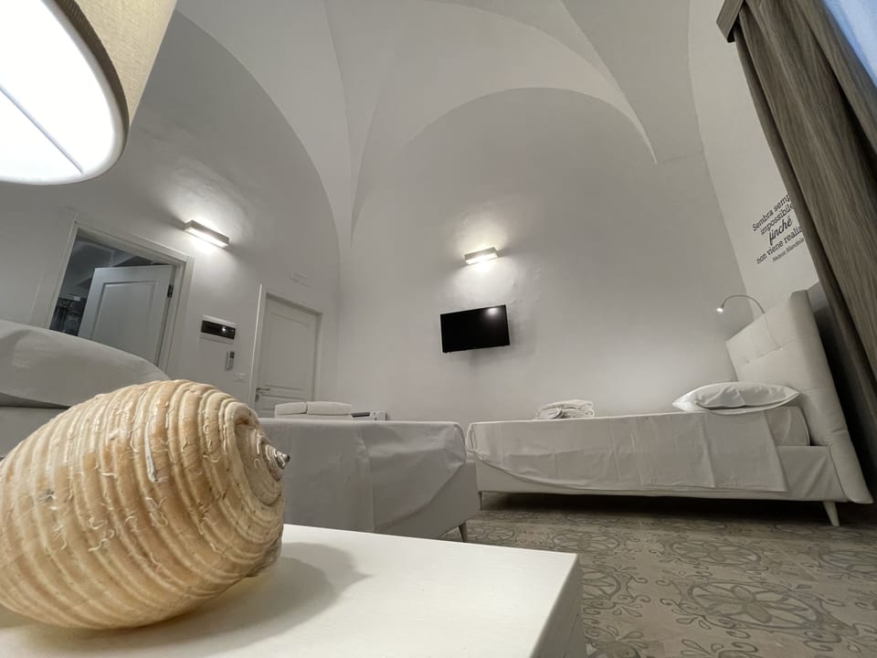 Comfort Room | Minibar, in-room safe, desk, soundproofing