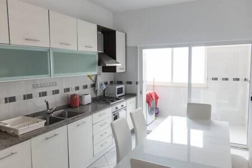 A full equipped kitchen (1)