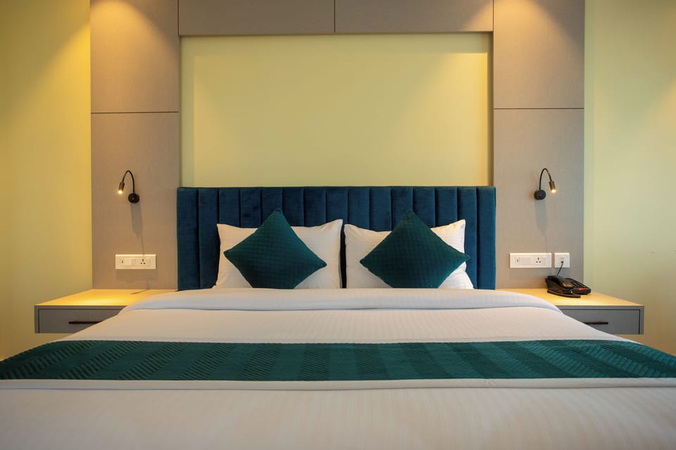 Super Deluxe Room | In-room safe, desk, soundproofing, iron/ironing board