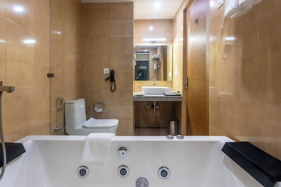 Junior Room | Bathroom | Slippers, bidet, towels