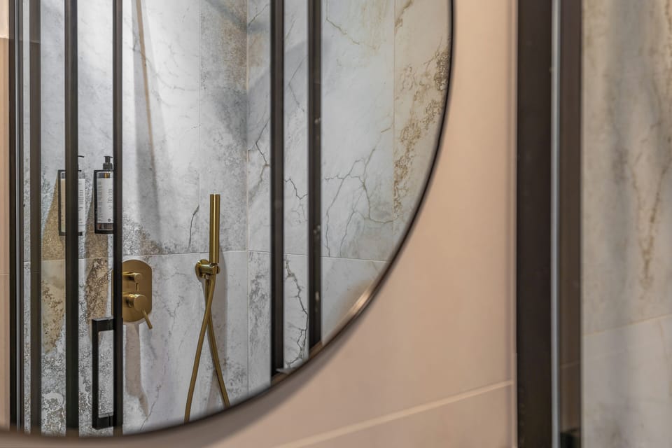 Exclusive Room | Bathroom | Shower, rainfall showerhead, free toiletries, hair dryer