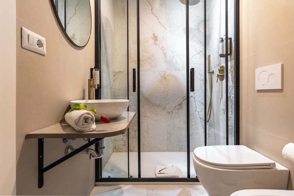 Exclusive Room | Bathroom | Shower, rainfall showerhead, free toiletries, hair dryer