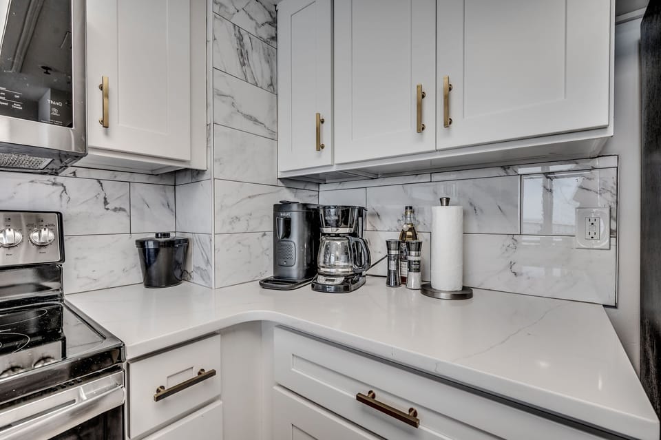 Modern kitchen with marble backsplash 