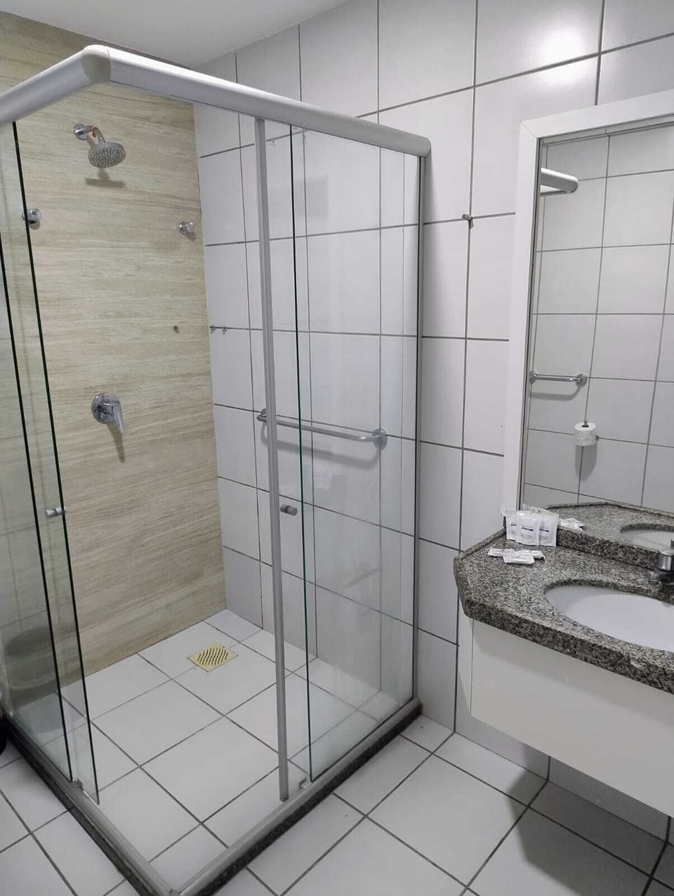 Comfort Double Room, Non Smoking | Bathroom | Shower, rainfall showerhead, free toiletries, towels