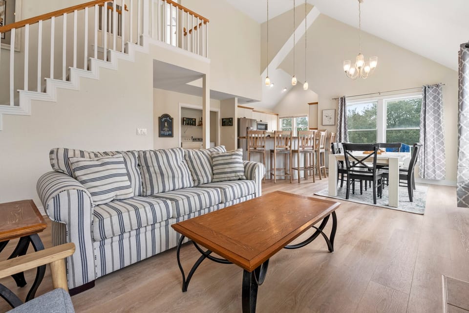 HK03: Saltwater Kisses | Top Level Living Area