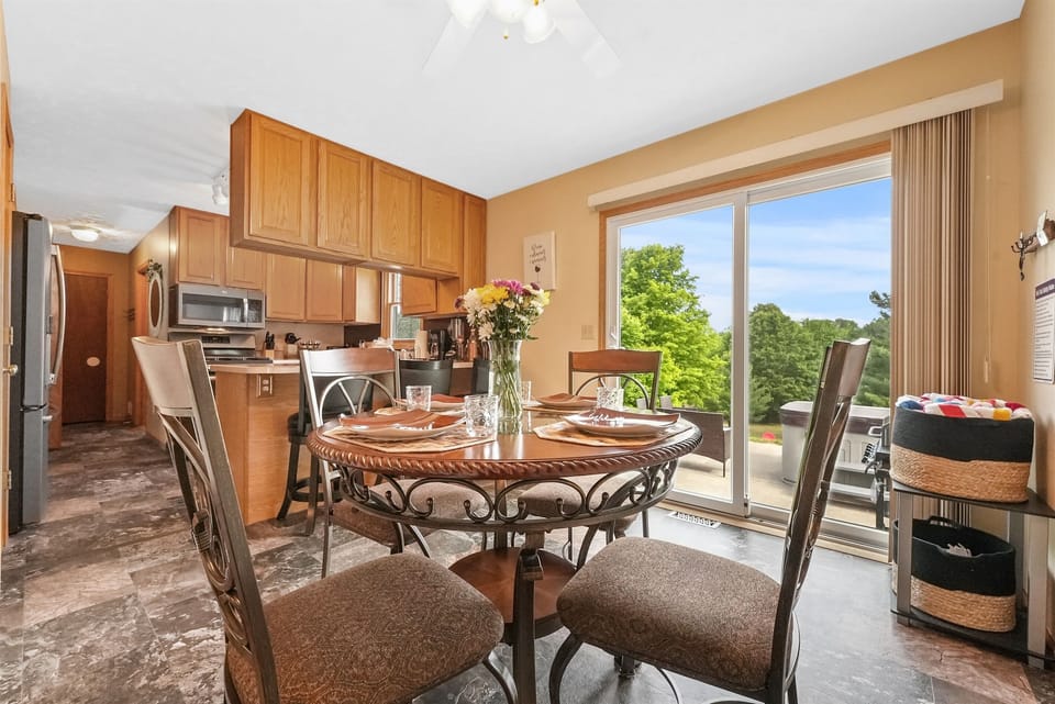 Dining Area: Brighten your meals with stunning views and a welcoming atmosphere!