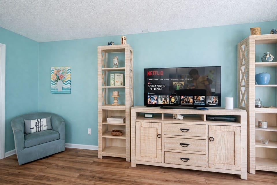 Living Room: Vibrant decor and a stunning sunset view await your relaxation and entertainment!