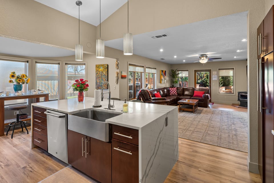 Kitchen Island - 77 Wild Horse Mesa - Vivid Vacation Rentals Sed - Kitchen Island - 77 Wild Horse Mesa - Vivid Vacation Rentals Sed