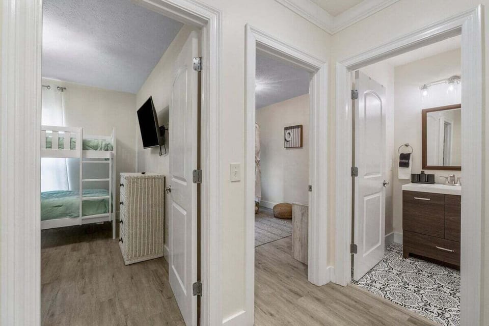 Shared bathroom off the 2 bunk rooms