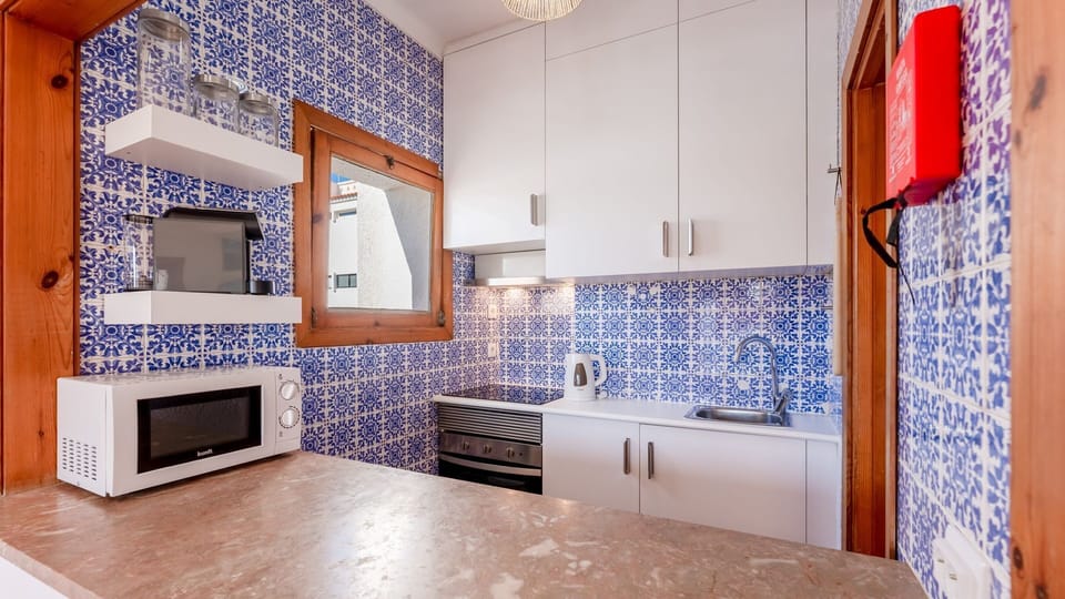 Discover the epitome of culinary charm in this Albufeira kitchen. From sleek countertops to gleaming appliances, every detail is meticulously crafted, promising both functionality and aesthetic appeal
#kitchen #meals #homemade #algarve #portugal