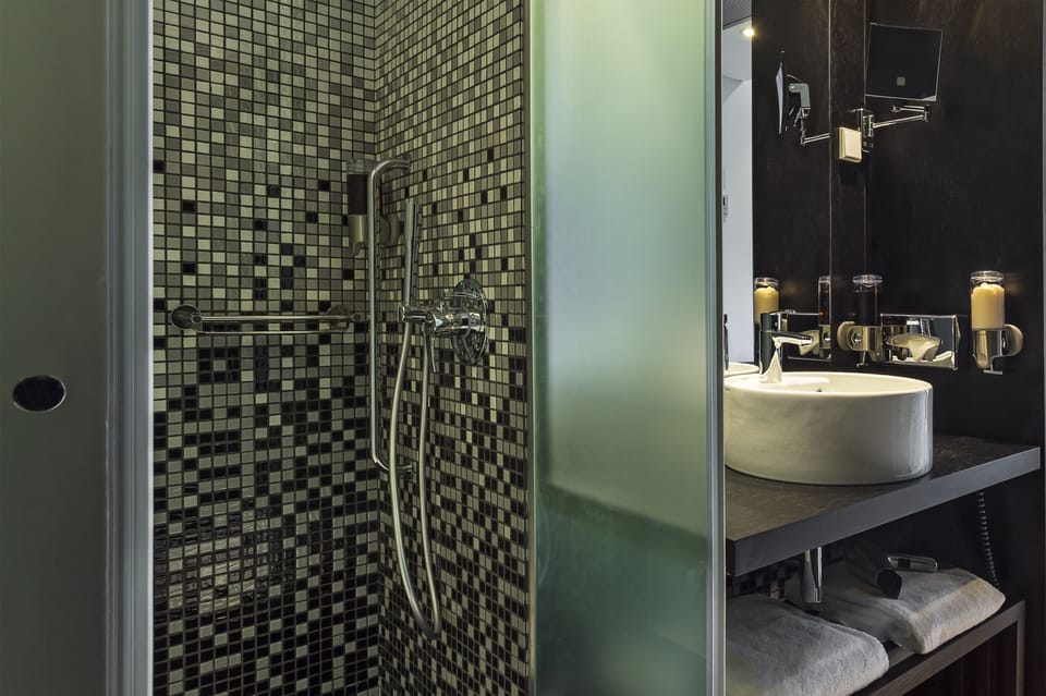 Room (Melody King) | Bathroom | Shower, free toiletries, hair dryer, towels