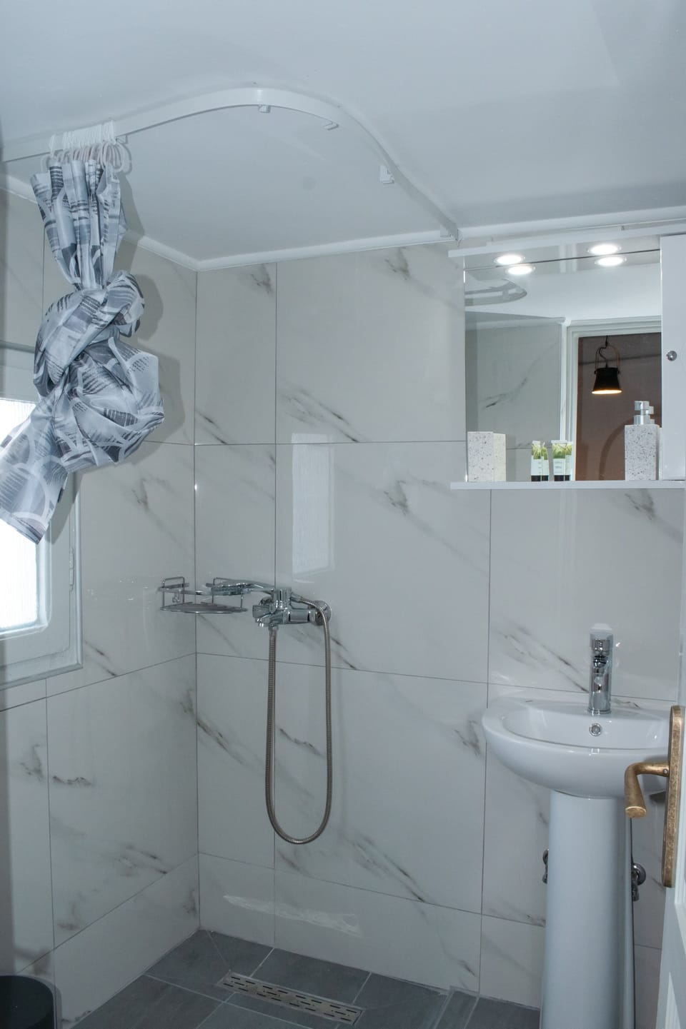 Comfort Room | Bathroom | Free toiletries, slippers