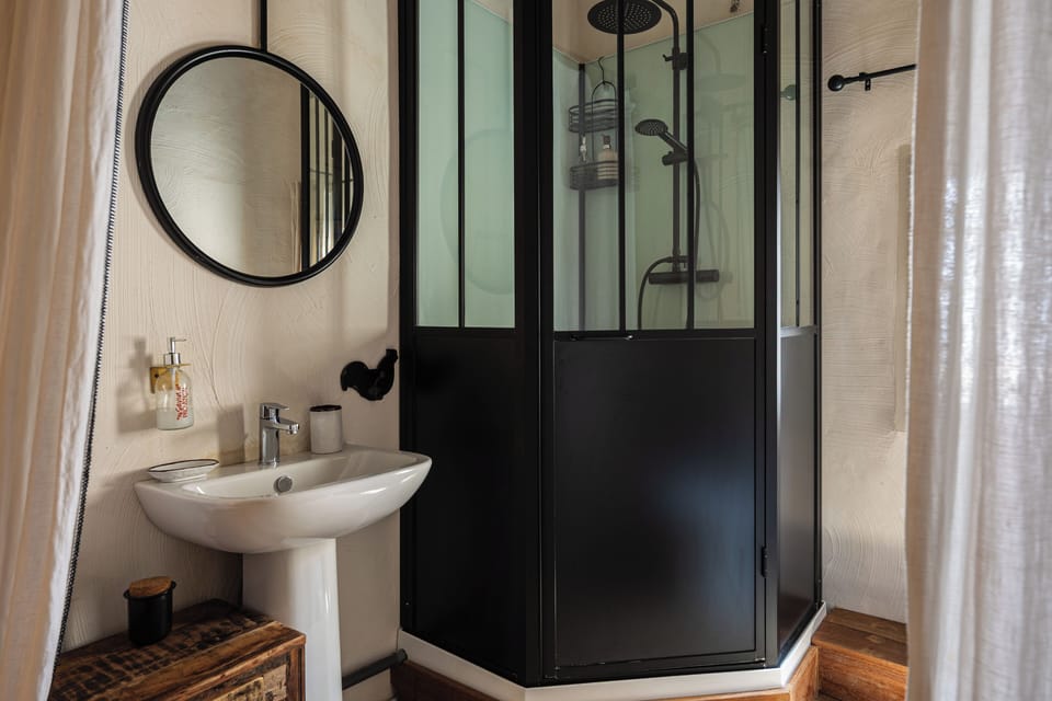 Comfort Double Room, Non Smoking, City View | Bathroom | Hair dryer, towels