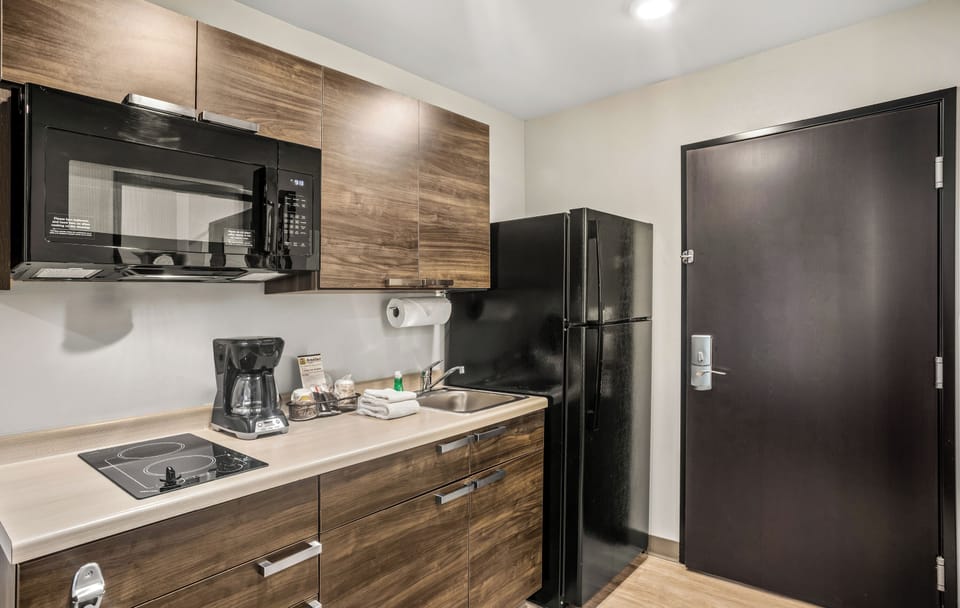 Full-size fridge, microwave, stovetop, coffee/tea maker