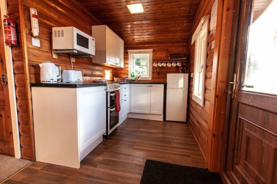 Traditional Cabin | Private kitchen | Full-size fridge, microwave, oven, stovetop