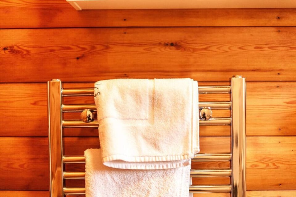 Traditional Cabin | Bathroom | Rainfall showerhead, towels