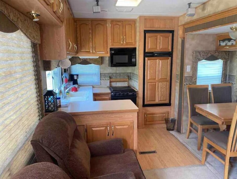 Living area with kitchen and dining table