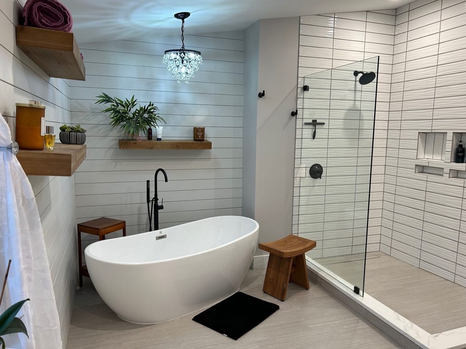 Signature Suite | Bathroom | Hair dryer, towels, soap, shampoo