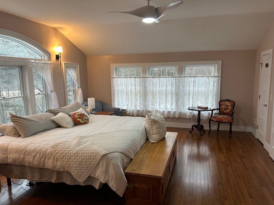 Signature Suite | Iron/ironing board (on request), WiFi (free), individually decorated
