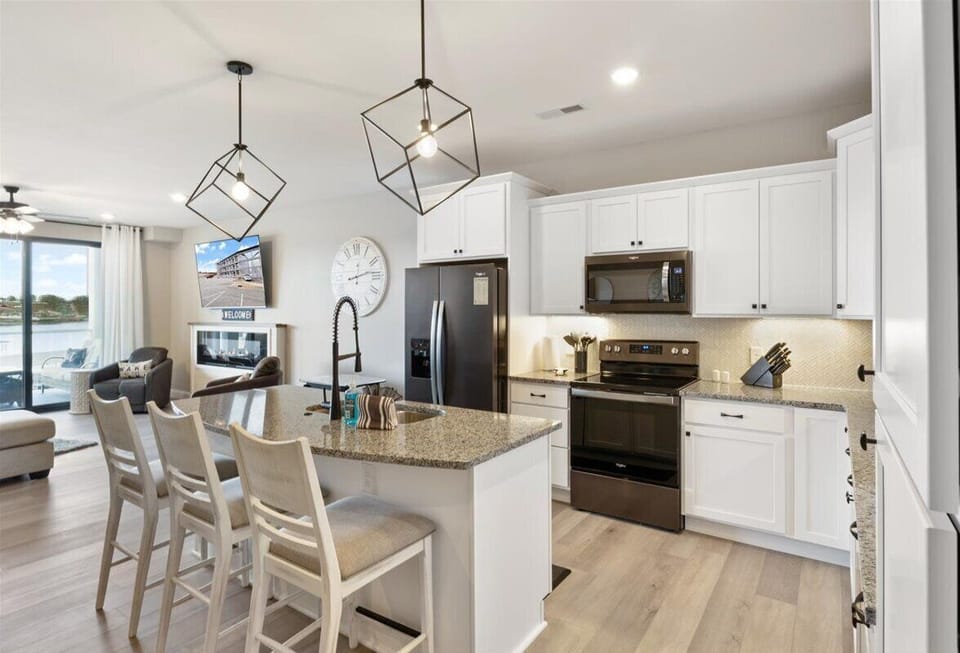 fully stocked kitchen for all your needs including a crockpot and blender. 
