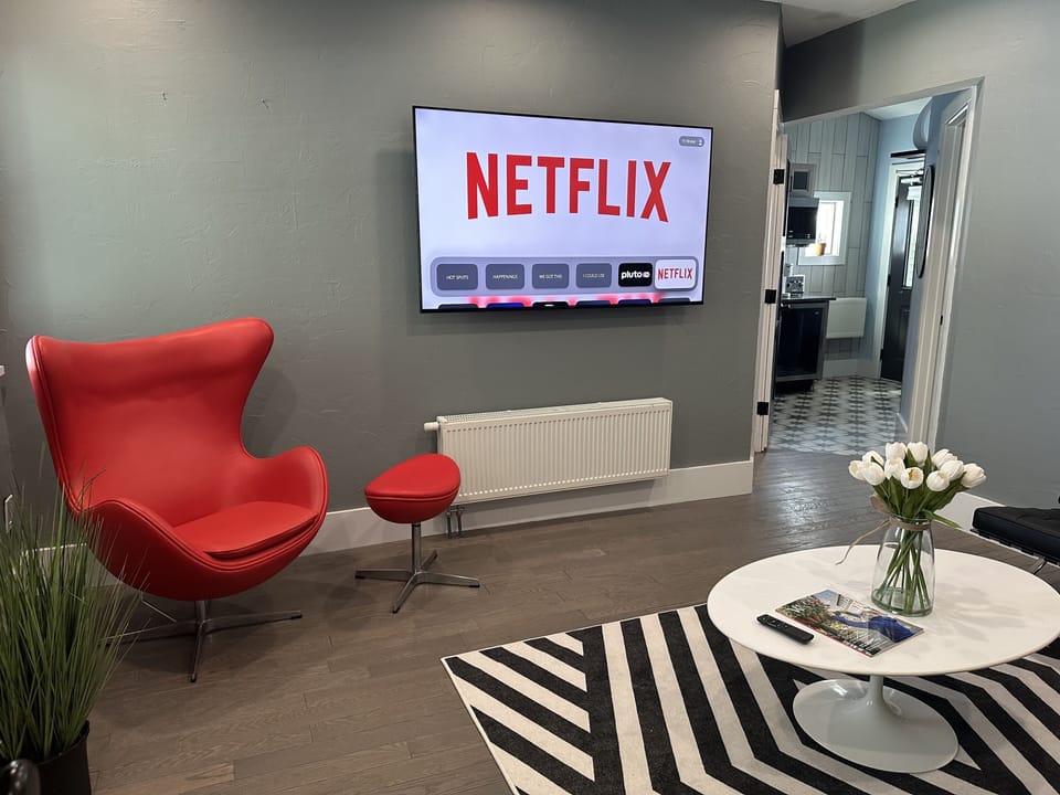 Signature Suite, Garden View | Living area | 55-inch Smart TV with digital channels, Netflix, Hulu