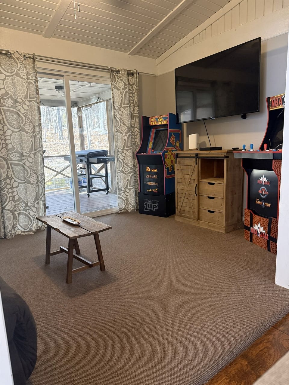 Game room complete with smart TV and arcade games.