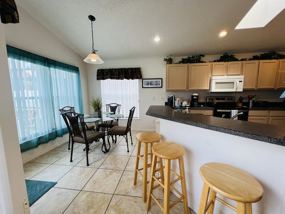 Bar / breakfast area