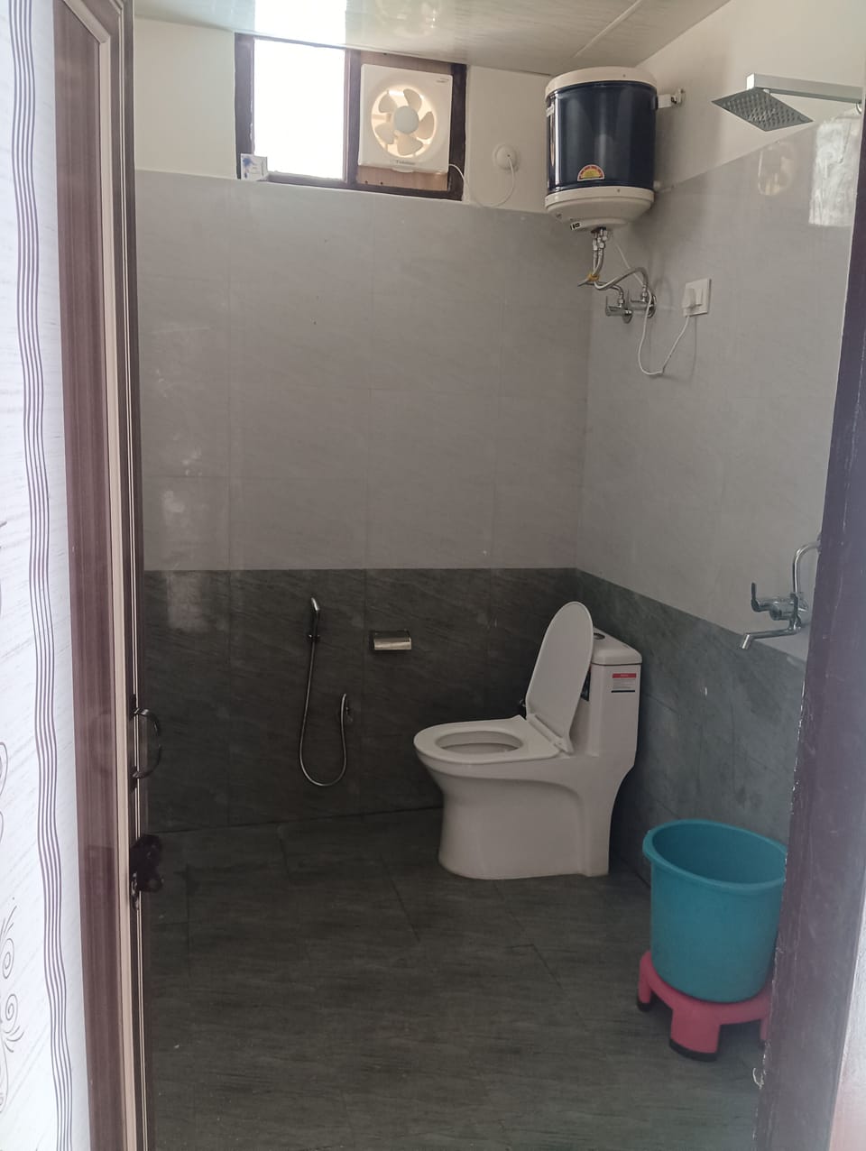 Shower, hydromassage showerhead, towels